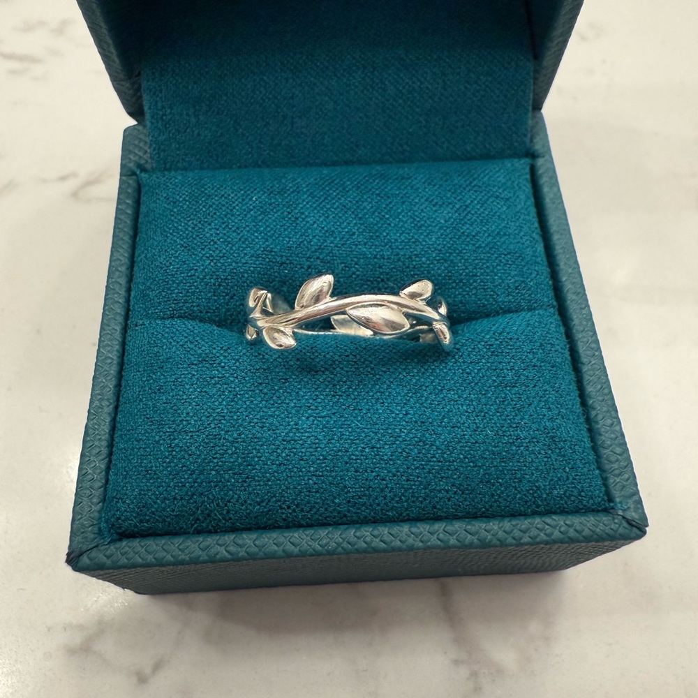 Tiffany & Co. Paloma Picasso Olive Leaf Band Ring - Picture 5 of 5